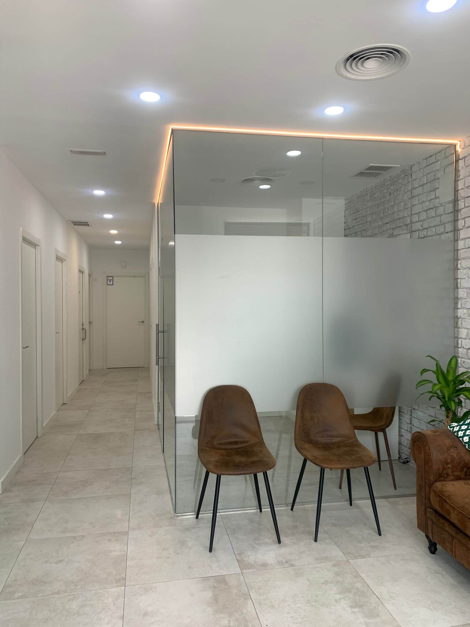 Entrada moderna Clínica Dental Brunete